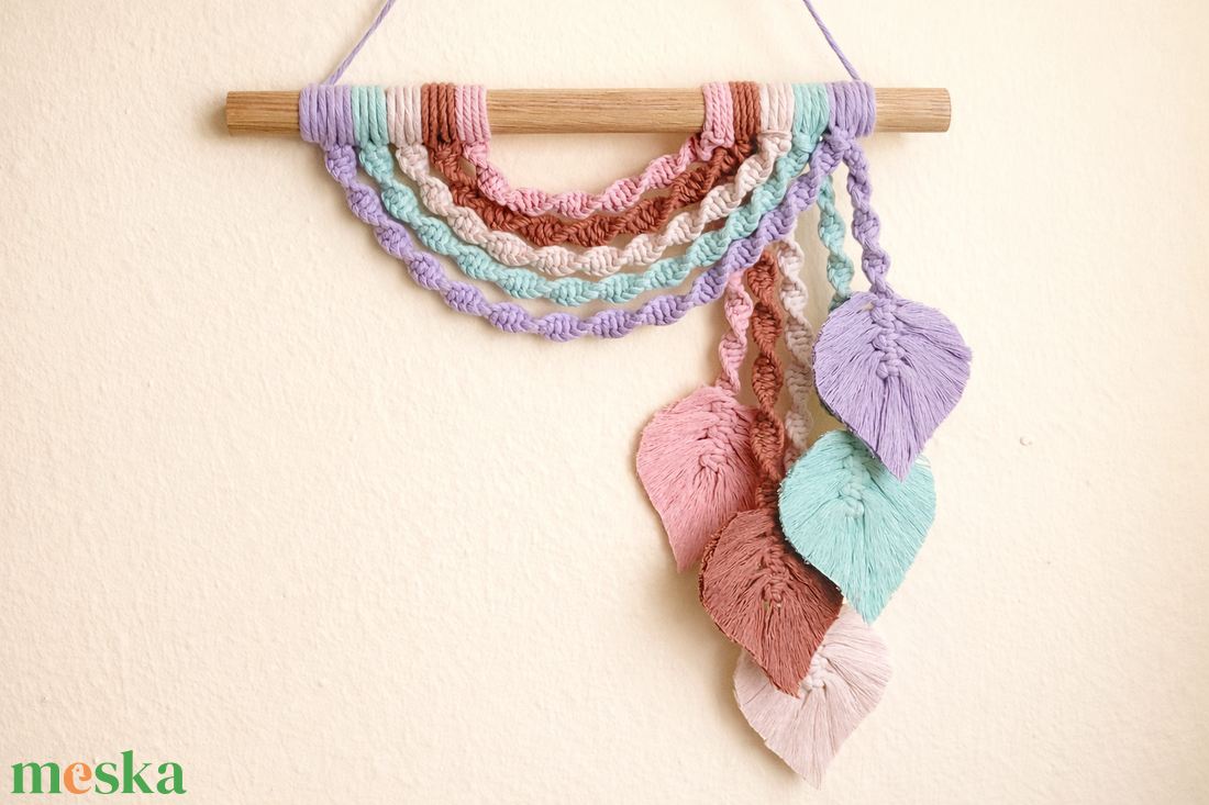 Makramé levélkés falidísz - Pasztell színek - otthon & életmód - dekoráció - fali és függő dekoráció - falra akasztható dekor - Meska.hu