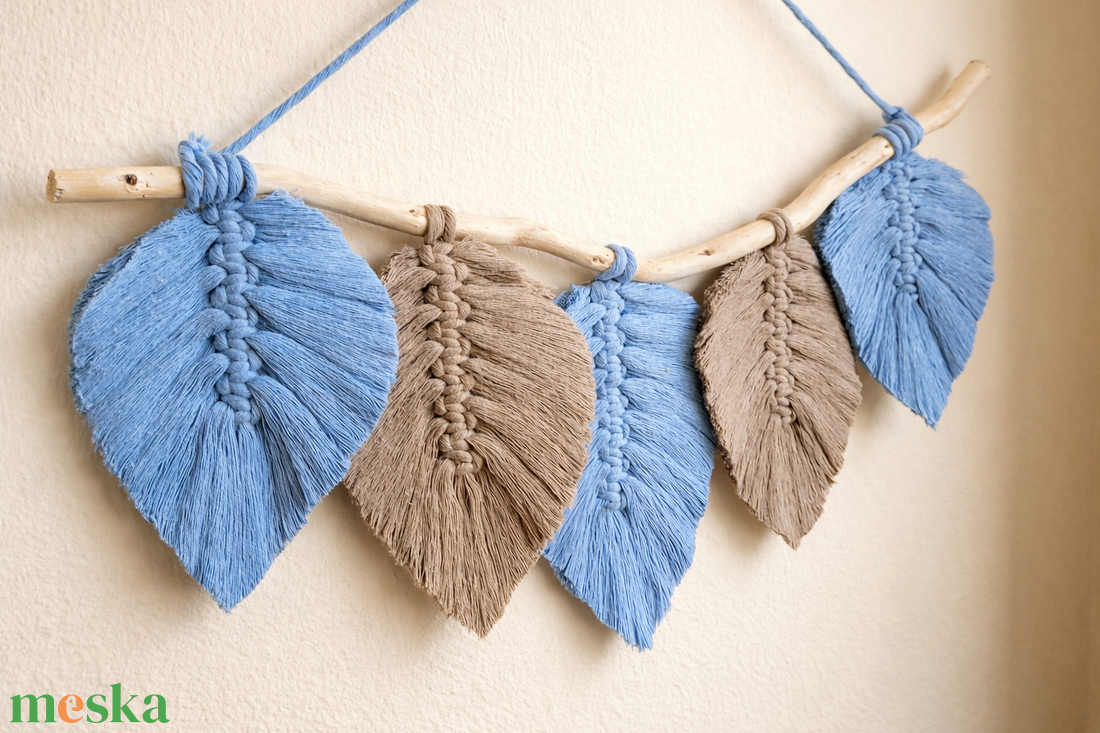 Babakék és Homok levelek faágon - makramé falidísz - otthon & életmód - dekoráció - fali és függő dekoráció - falra akasztható dekor - Meska.hu