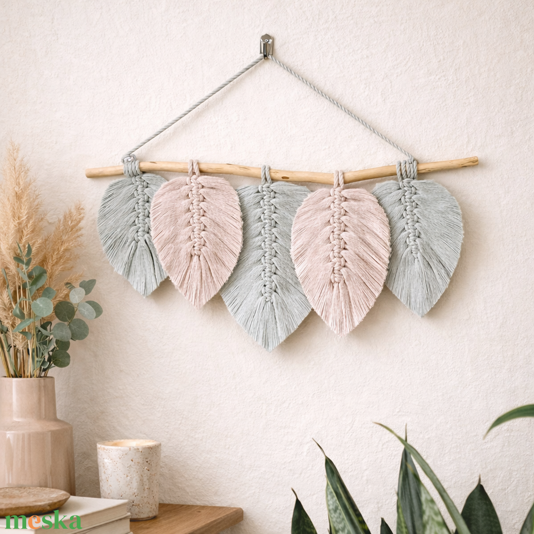 Milky Green és Nude levelek faágon - makramé falidísz - otthon & életmód - dekoráció - fali és függő dekoráció - falra akasztható dekor - Meska.hu