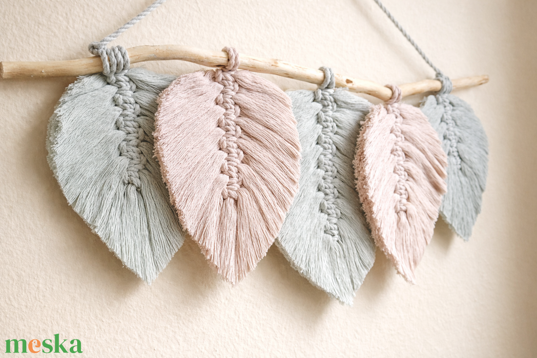 Milky Green és Nude levelek faágon - makramé falidísz - otthon & életmód - dekoráció - fali és függő dekoráció - falra akasztható dekor - Meska.hu