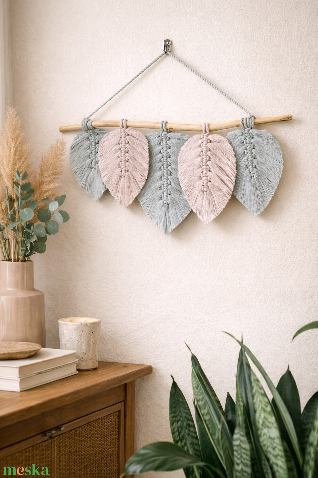 Milky Green és Nude levelek faágon - makramé falidísz - otthon & életmód - dekoráció - fali és függő dekoráció - falra akasztható dekor - Meska.hu