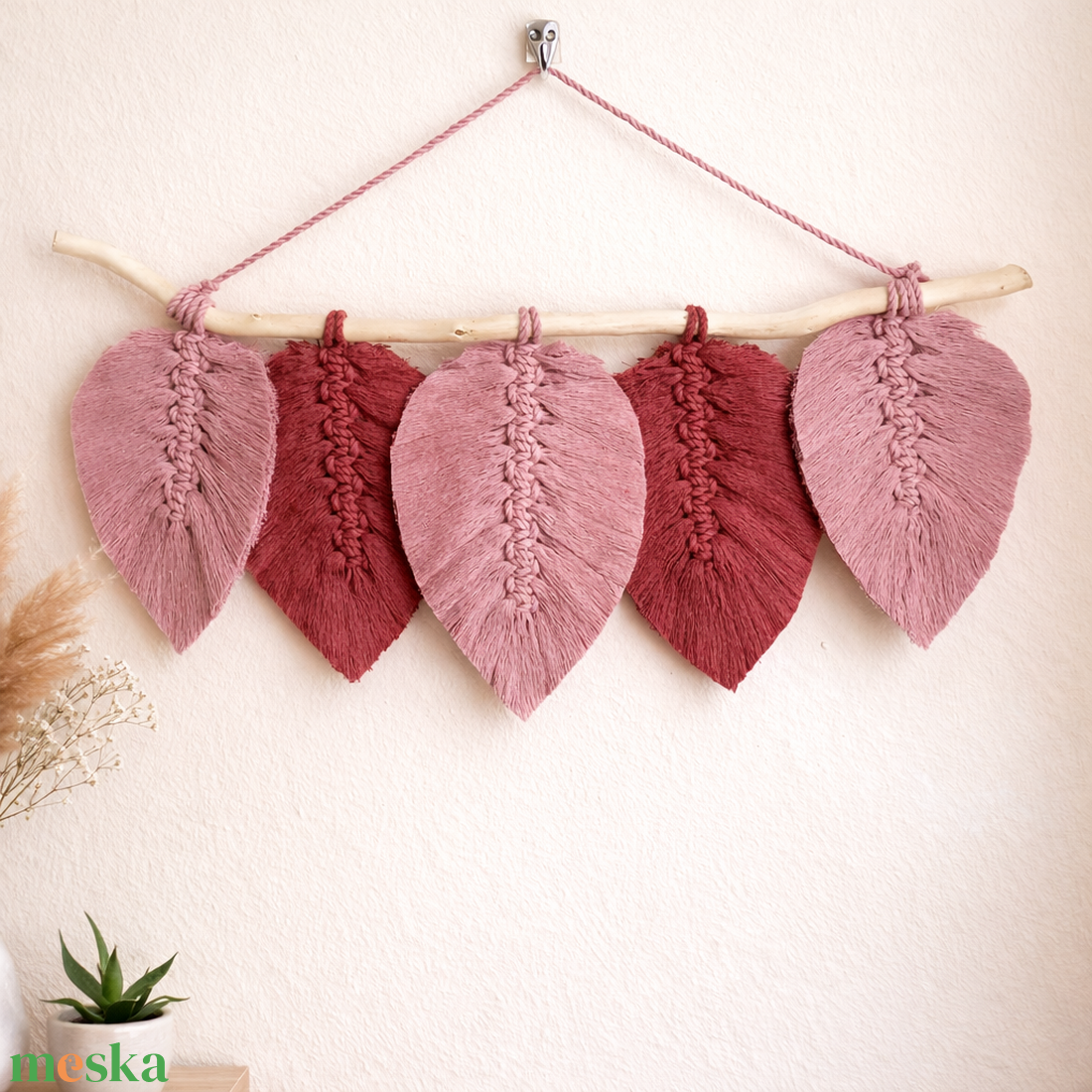 Vadrózsa és rózsaszín levelek faágon - makramé falidísz - otthon & életmód - dekoráció - fali és függő dekoráció - falra akasztható dekor - Meska.hu