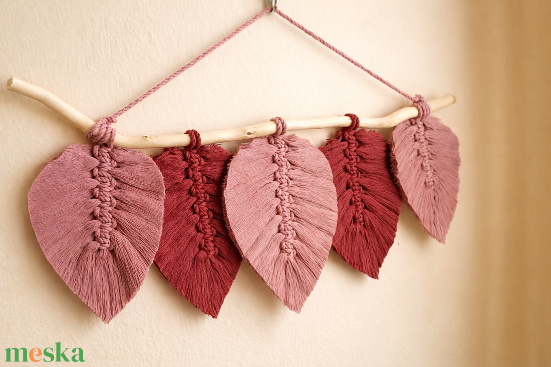 Vadrózsa és rózsaszín levelek faágon - makramé falidísz - otthon & életmód - dekoráció - fali és függő dekoráció - falra akasztható dekor - Meska.hu