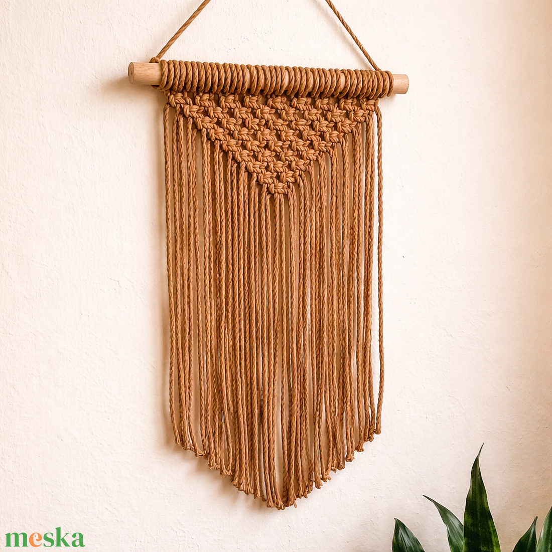 Karamell árnyalatú makramé falidísz - otthon & életmód - dekoráció - fali és függő dekoráció - falra akasztható dekor - Meska.hu