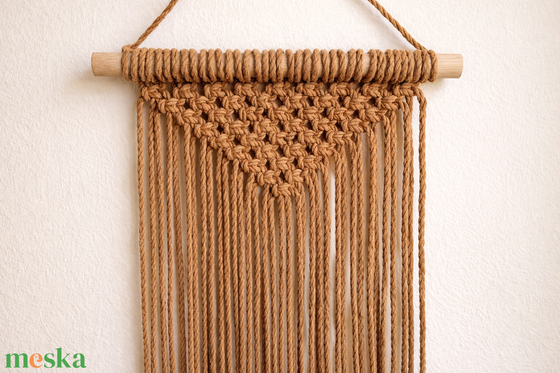 Karamell árnyalatú makramé falidísz - otthon & életmód - dekoráció - fali és függő dekoráció - falra akasztható dekor - Meska.hu
