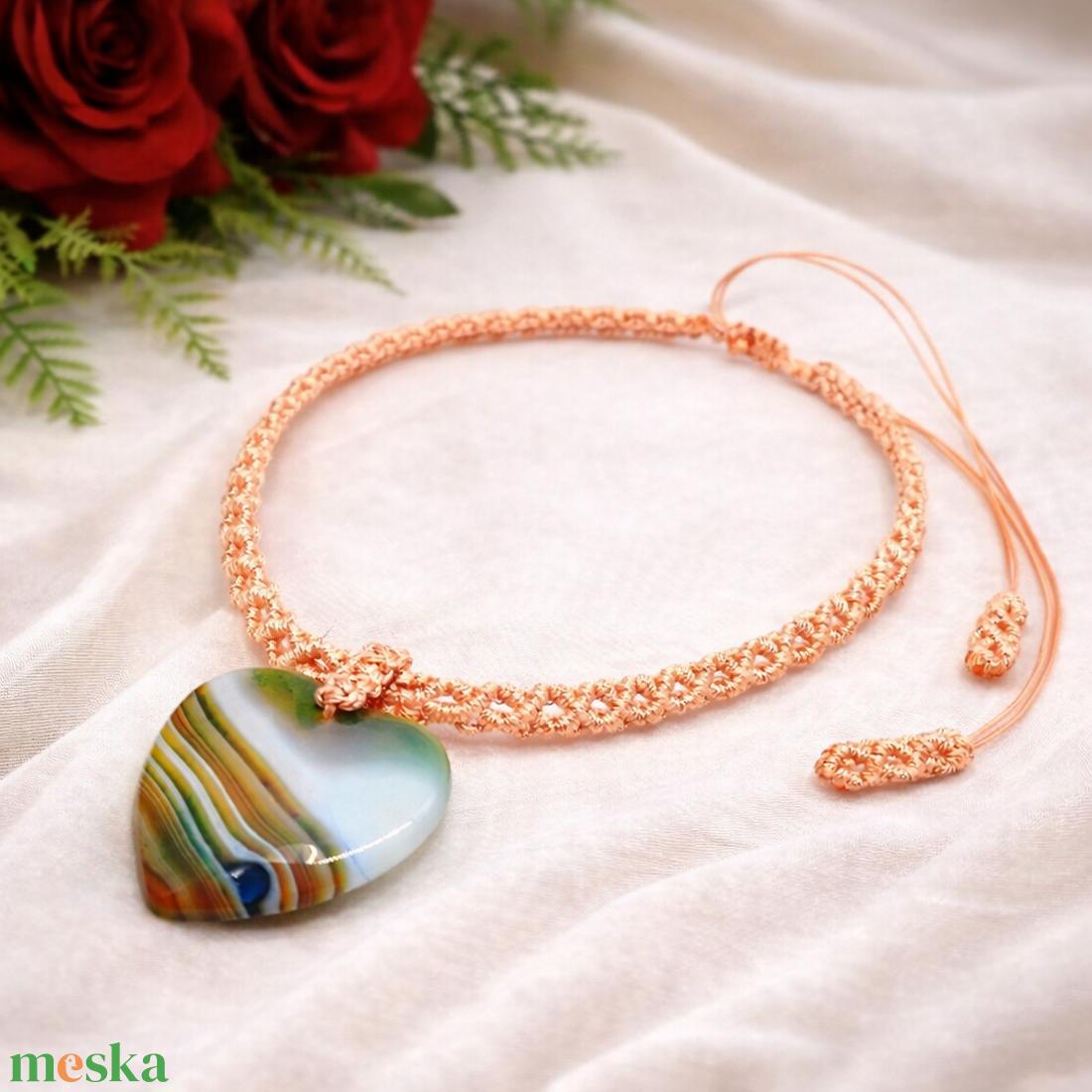 Barack színű makramé nyaklánc szív alakú medállal - ékszer - nyaklánc - medálos nyaklánc - Meska.hu