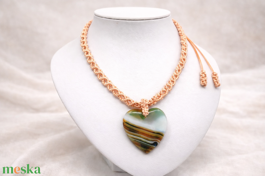 Barack színű makramé nyaklánc szív alakú medállal - ékszer - nyaklánc - medálos nyaklánc - Meska.hu