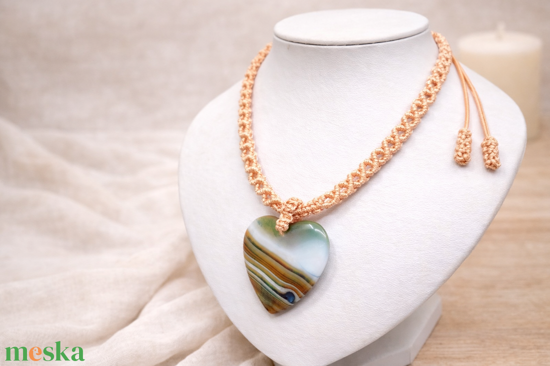 Barack színű makramé nyaklánc szív alakú medállal - ékszer - nyaklánc - medálos nyaklánc - Meska.hu
