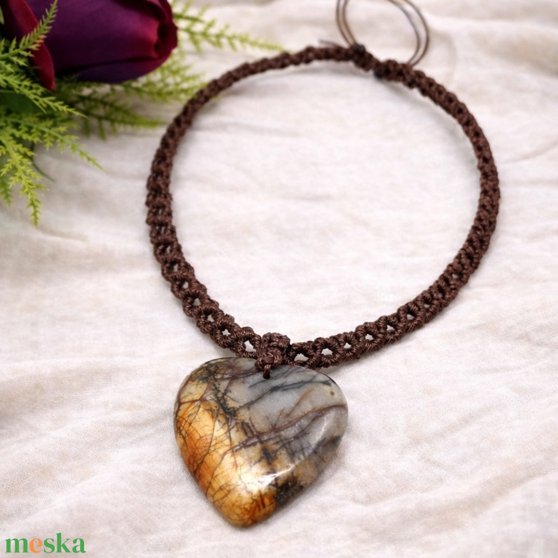 Barna makramé nyaklánc szív alakú jáspis medállal - ékszer - nyaklánc - medálos nyaklánc - Meska.hu
