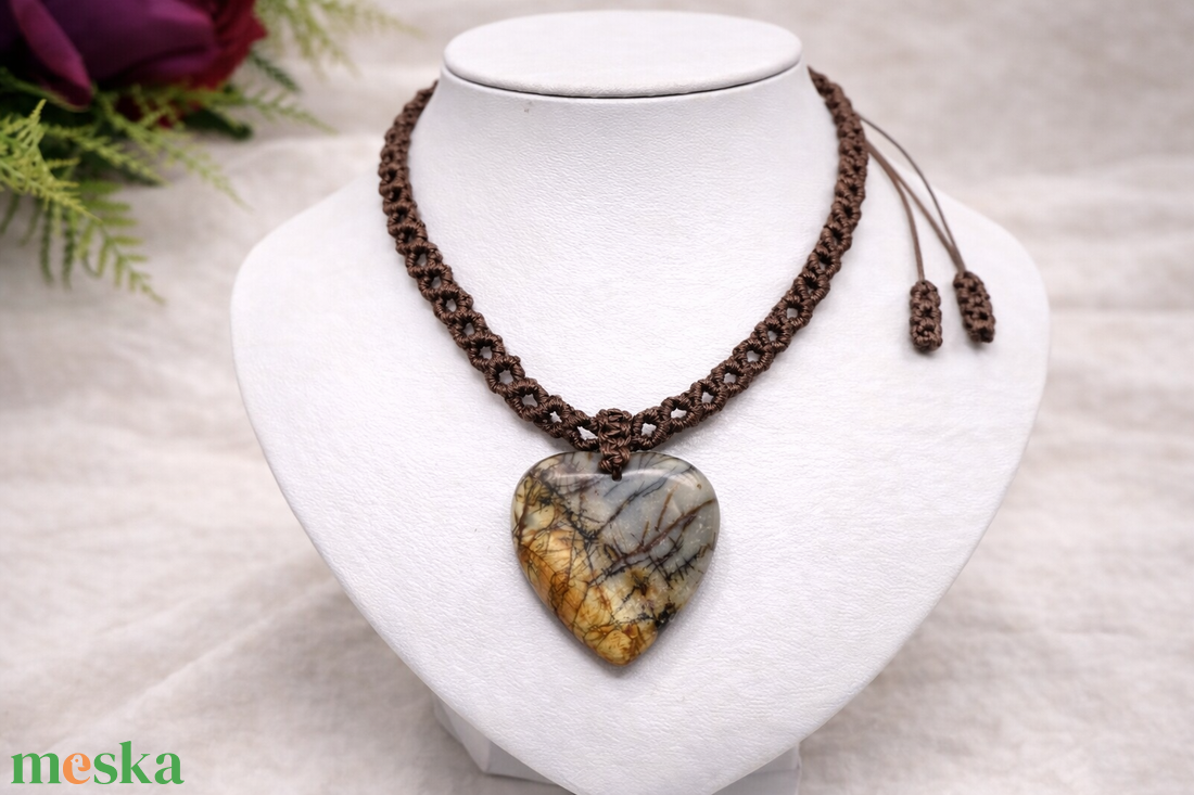 Barna makramé nyaklánc szív alakú jáspis medállal - ékszer - nyaklánc - medálos nyaklánc - Meska.hu