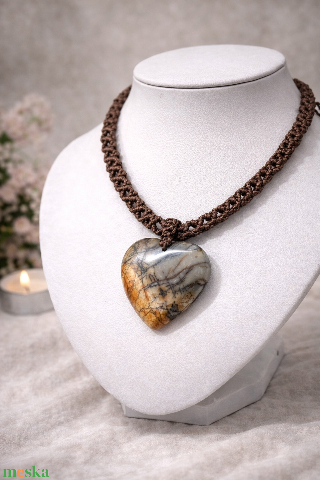 Barna makramé nyaklánc szív alakú jáspis medállal - ékszer - nyaklánc - medálos nyaklánc - Meska.hu