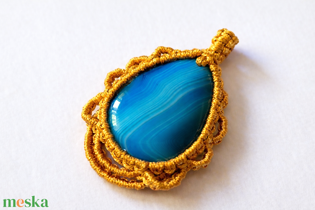 Okkersárga makramé nyaklánc achát medállal - ékszer - nyaklánc - medálos nyaklánc - Meska.hu