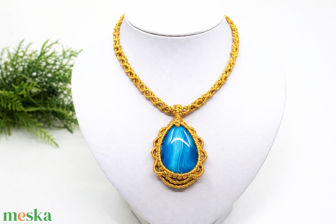 Okkersárga makramé nyaklánc achát medállal - ékszer - nyaklánc - medálos nyaklánc - Meska.hu