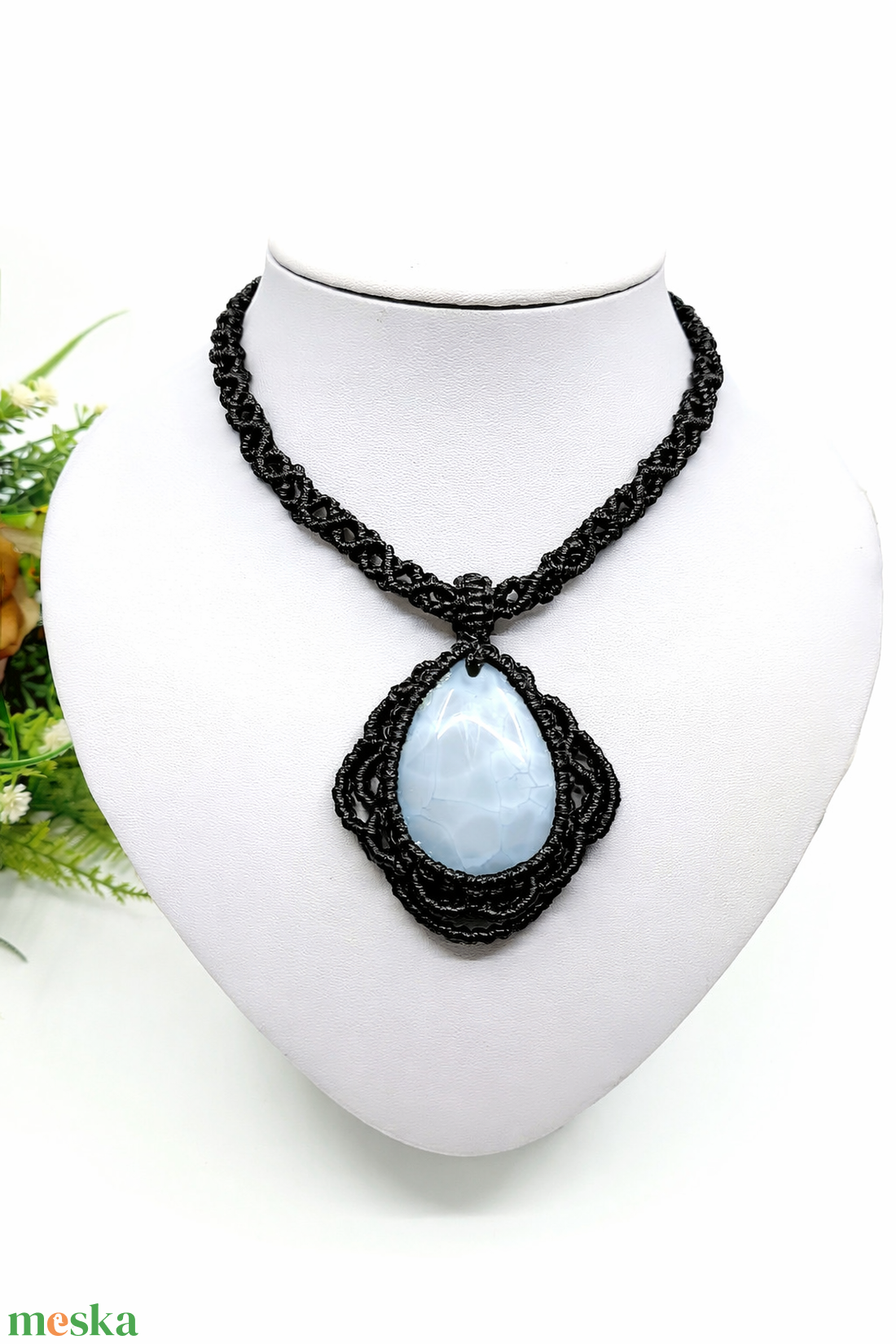 Fekete makramé nyaklánc, fehér achát medállal - ékszer - nyaklánc - medálos nyaklánc - Meska.hu