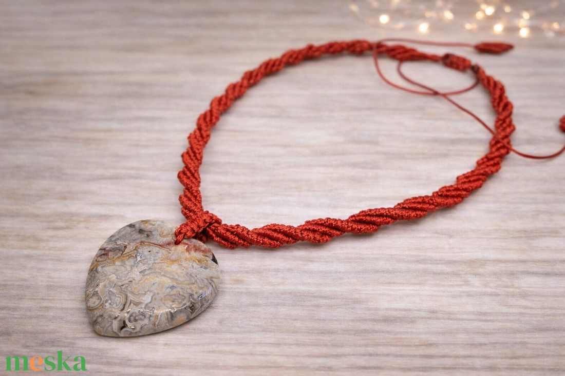Piros makramé nyaklánc, szív alakú jáspis kővel - ékszer - nyaklánc - medálos nyaklánc - Meska.hu
