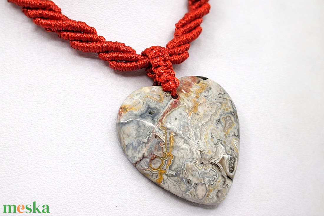 Piros makramé nyaklánc, szív alakú jáspis kővel - ékszer - nyaklánc - medálos nyaklánc - Meska.hu