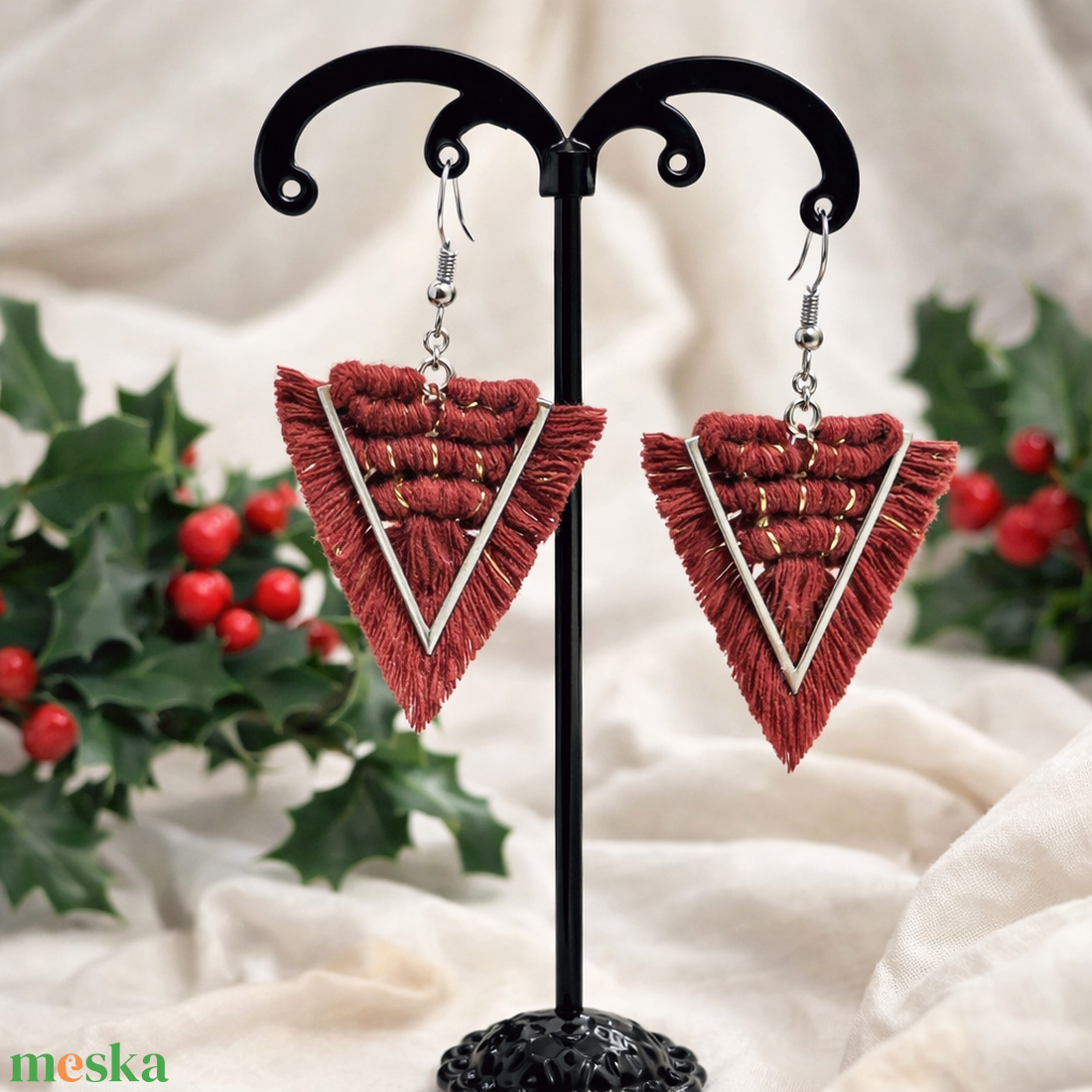 Viviana makramé fülbevaló - vadrózsa aranyszállal - ékszer - fülbevaló - lógó fülbevaló - Meska.hu