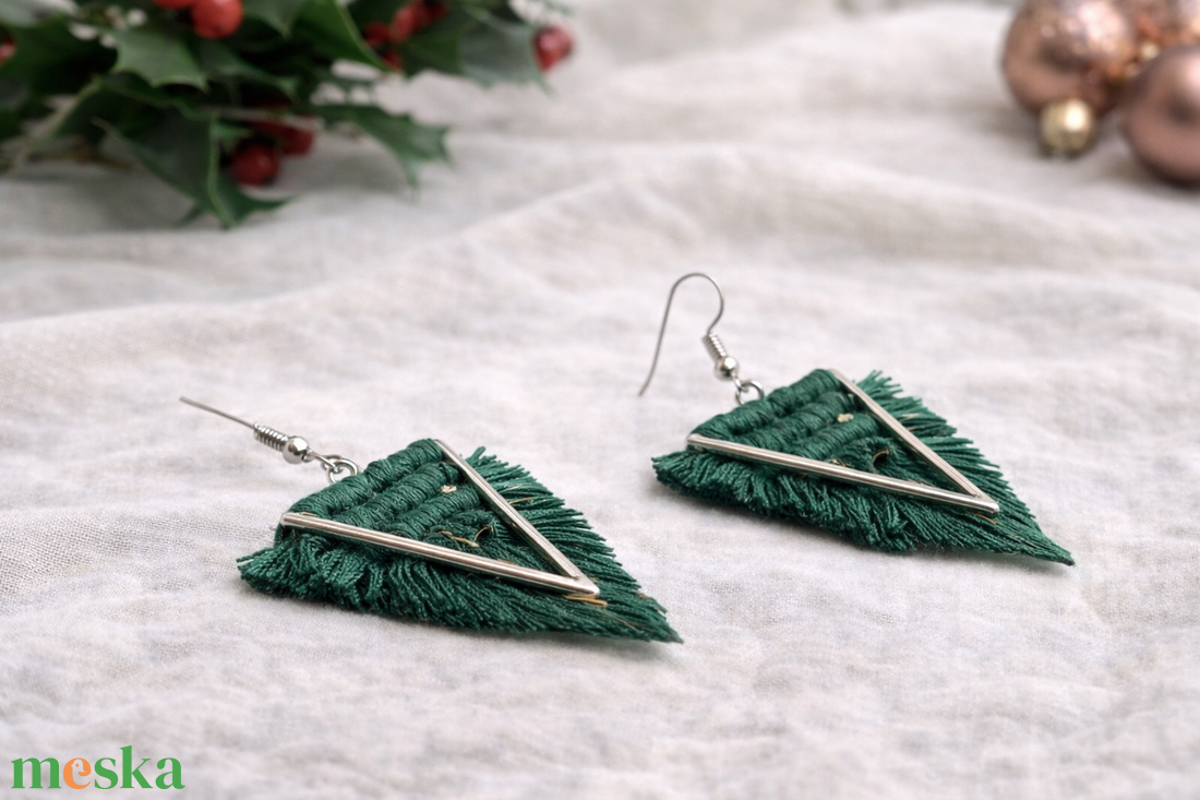 Viviana makramé fülbevaló - zöld aranyszállal - ékszer - fülbevaló - lógó fülbevaló - Meska.hu