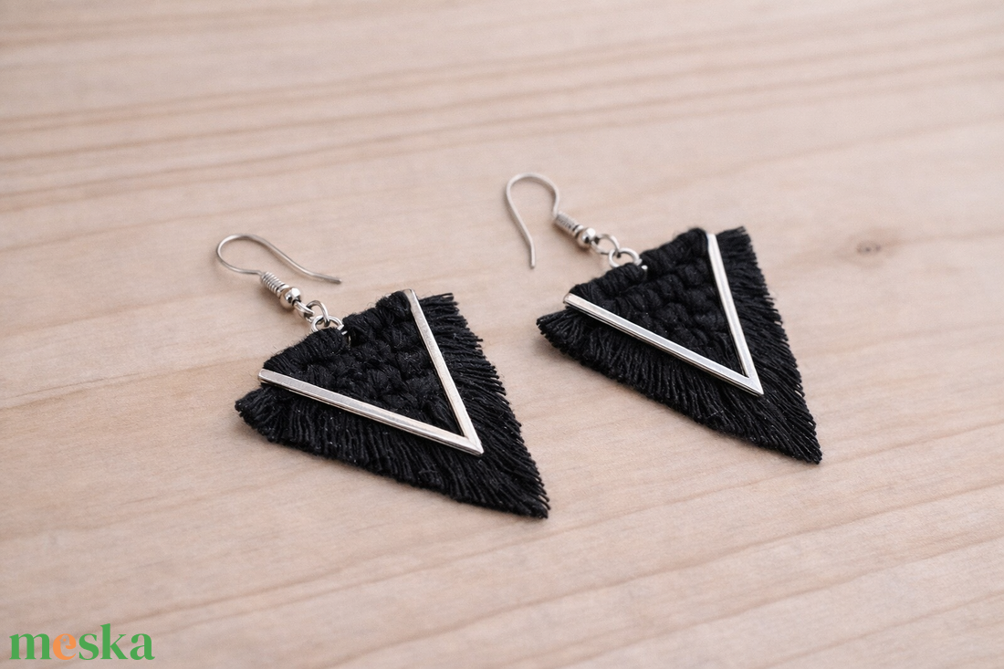 Viviana makramé fülbevaló - fekete - ékszer - fülbevaló - lógó fülbevaló - Meska.hu