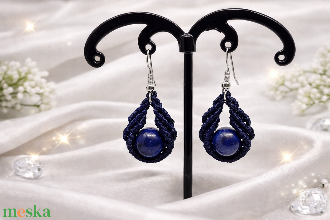 Comet makramé fülbevaló - sötétkék - ékszer - fülbevaló - lógó fülbevaló - Meska.hu
