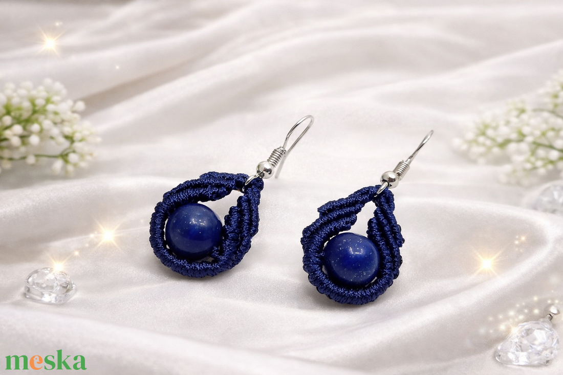 Comet makramé fülbevaló - sötétkék - ékszer - fülbevaló - lógó fülbevaló - Meska.hu