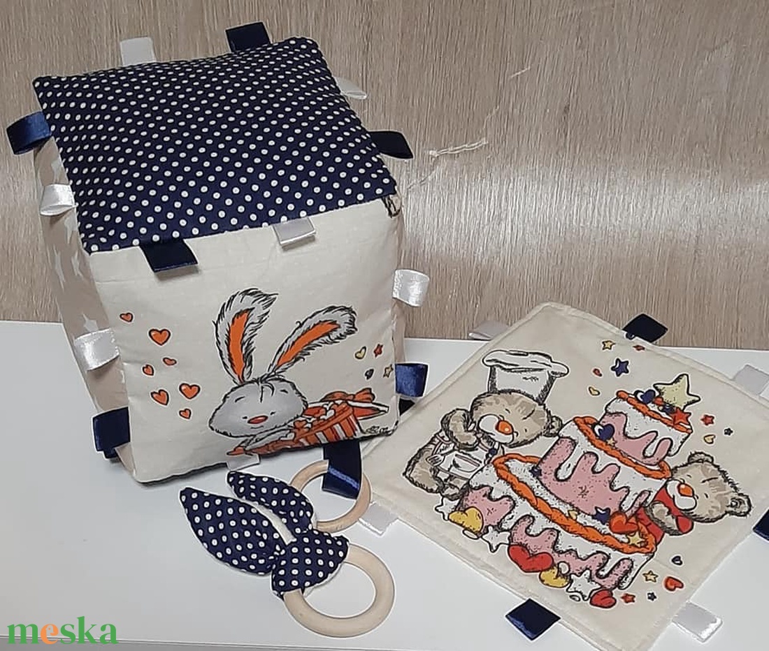 Babalátogatóba nyuszis-macis babakockás szett kisfiús - játék & sport - babalátogató ajándékcsomag - Meska.hu Babalátogatóba nyuszis-macis babakockás szett kisfiús - játék & sport - babalátogató ajándékcsomag - Meska.hu