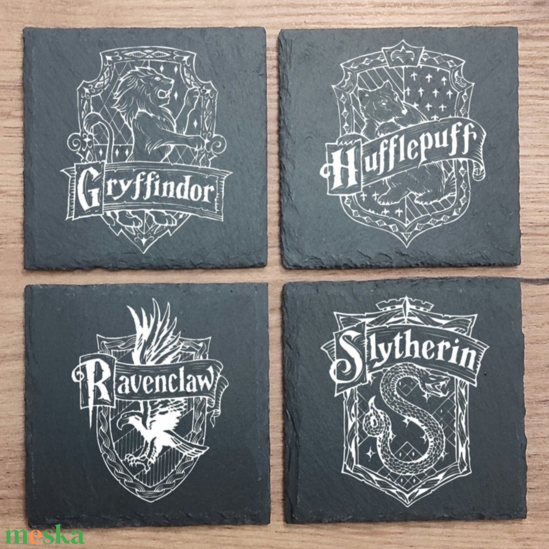 Harry Potter gravírozott poháralátét szett Roxfort házak - otthon & életmód - konyhafelszerelés, tálalás - tálalás - tányér- és poháralátét - Meska.hu