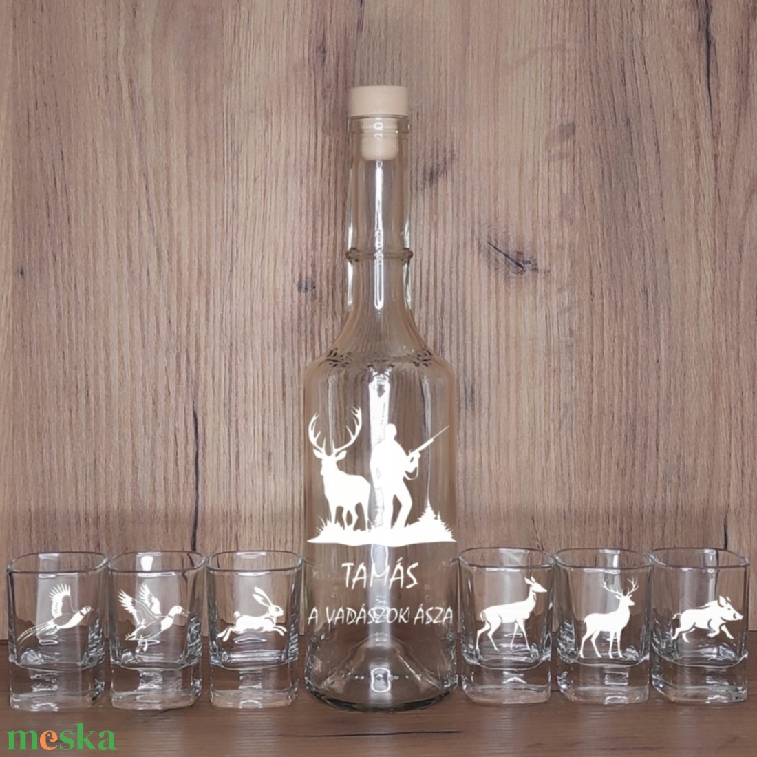 Vadászoknak gravírozott pálinkás szett, névre szóló, 7 darabos, 0,5 l palack + 6 db 55 ml pohár - otthon & életmód - konyhafelszerelés, tálalás - tálalás - pálinkás poharak, szettek - Meska.hu