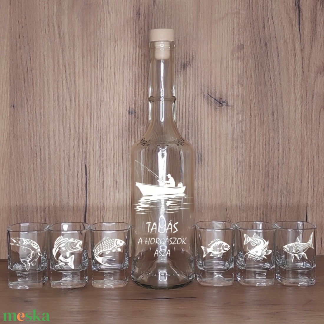 Horgászoknak gravírozott pálinkás szett, névre szóló, 7 darabos, 0,5 l palack + 6 db 55 ml pohár - otthon & életmód - konyhafelszerelés, tálalás - tálalás - pálinkás poharak, szettek - Meska.hu