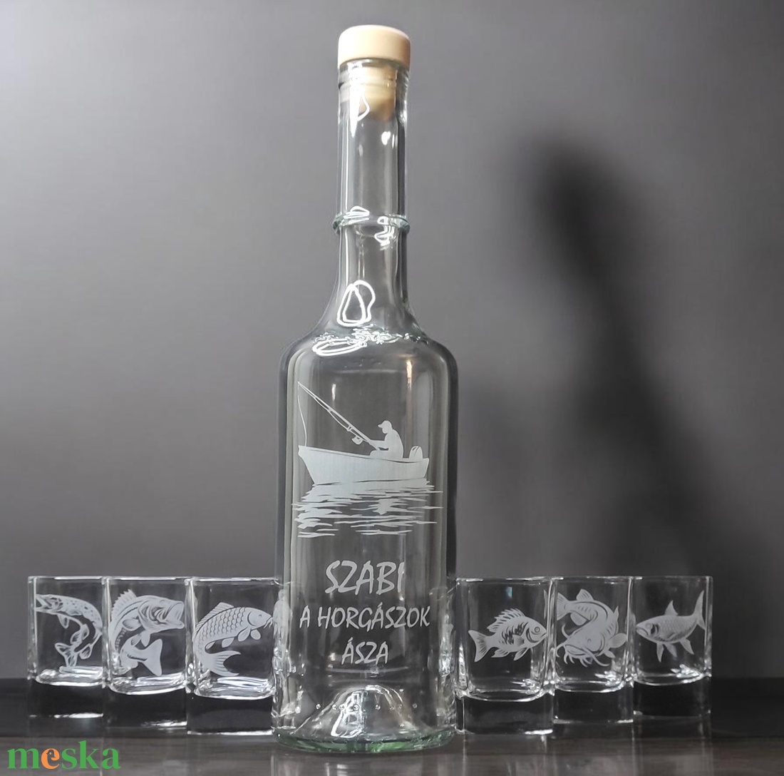 Horgászoknak gravírozott pálinkás szett, névre szóló, 7 darabos, 0,5 l palack + 6 db 55 ml pohár - otthon & életmód - konyhafelszerelés, tálalás - tálalás - pálinkás poharak, szettek - Meska.hu