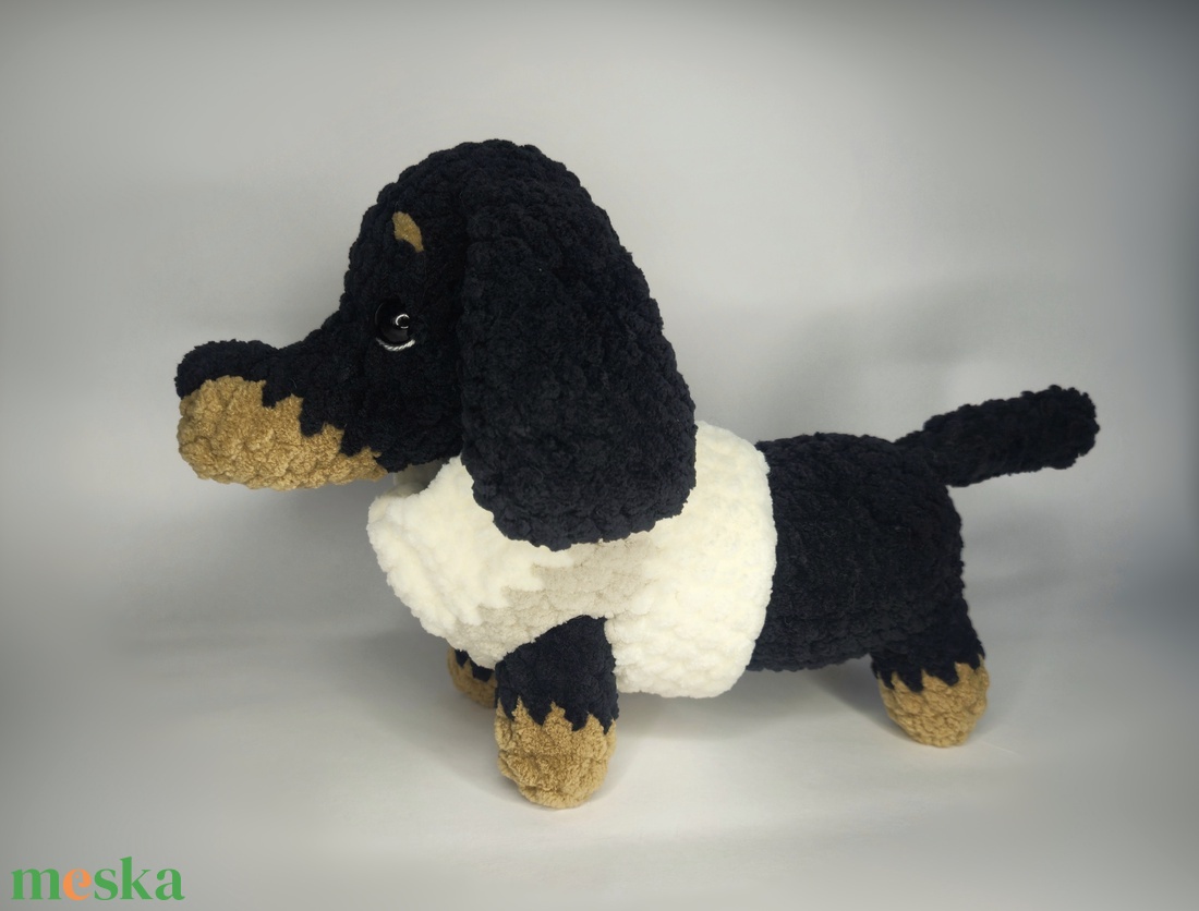 Horgolt tacsi pulóverben - játék & sport - plüssállat & játékfigura - más figura - Meska.hu