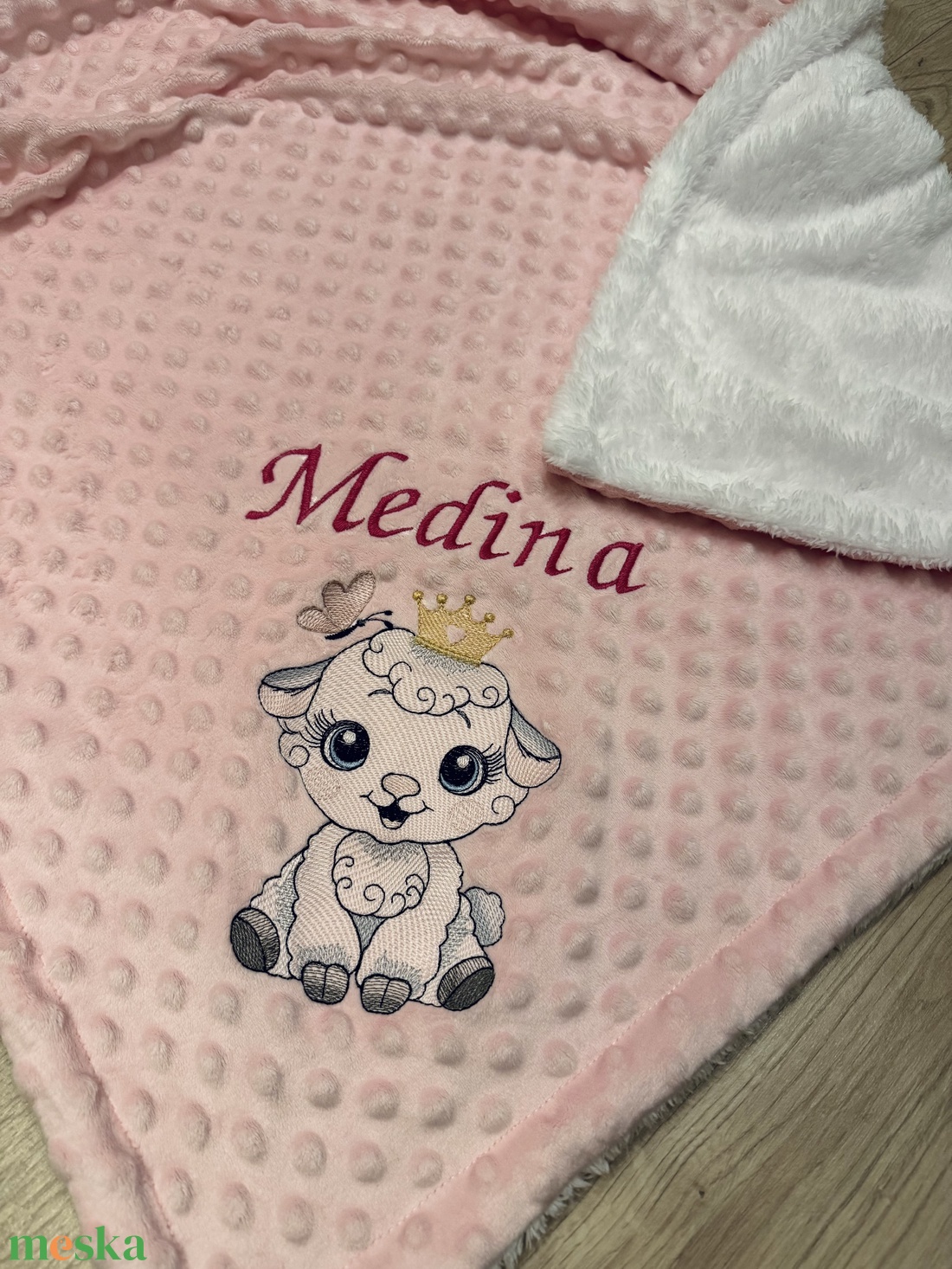 Bárány mintás Minky-sherpa anyagú hímzett babatakaró - névre szóló - játék & sport - babalátogató ajándékcsomag - Meska.hu Bárány mintás Minky-sherpa anyagú hímzett babatakaró - névre szóló - játék & sport - babalátogató ajándékcsomag - Meska.hu