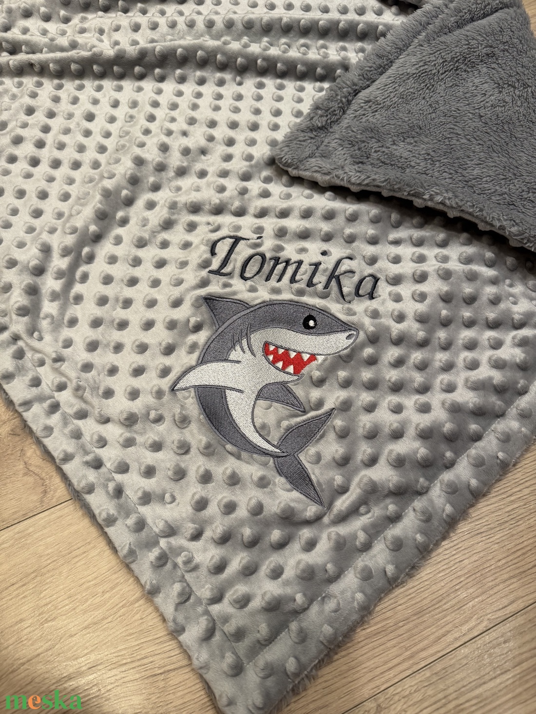 Cápa mintás Minky-sherpa anyagú névre szóló babatakaró  - otthon & életmód - babaszoba, gyerekszoba - babatakaró, gyerek pléd - Meska.hu