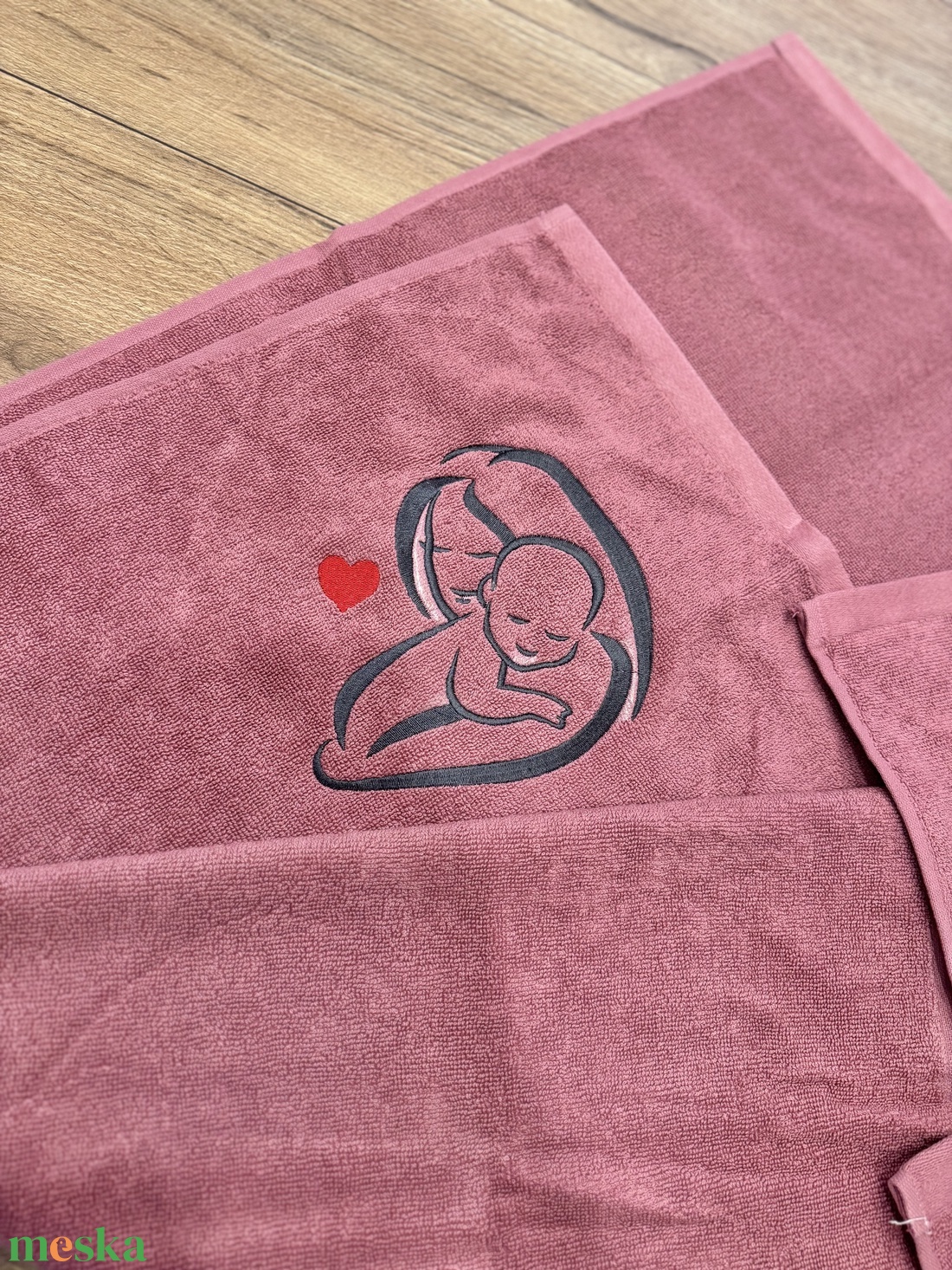 Anyás hímzett fürdőlepedő - otthon & életmód - fürdőszoba - törölköző - Meska.hu