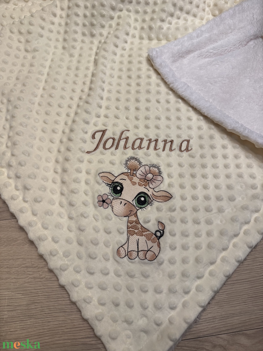 Zsiráf-lány (virággal)mintás névre szóló hímzett babatakaró  - baba - mama - babalátogató ajándékcsomag - Meska.hu