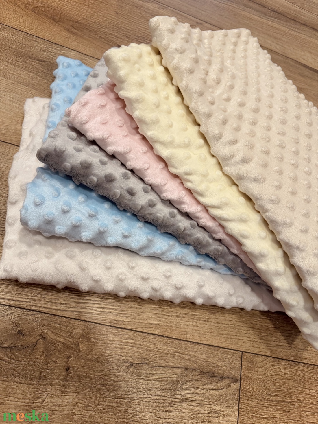 Zsiráf-lány (virággal)mintás névre szóló hímzett babatakaró  - baba - mama - babalátogató ajándékcsomag - Meska.hu