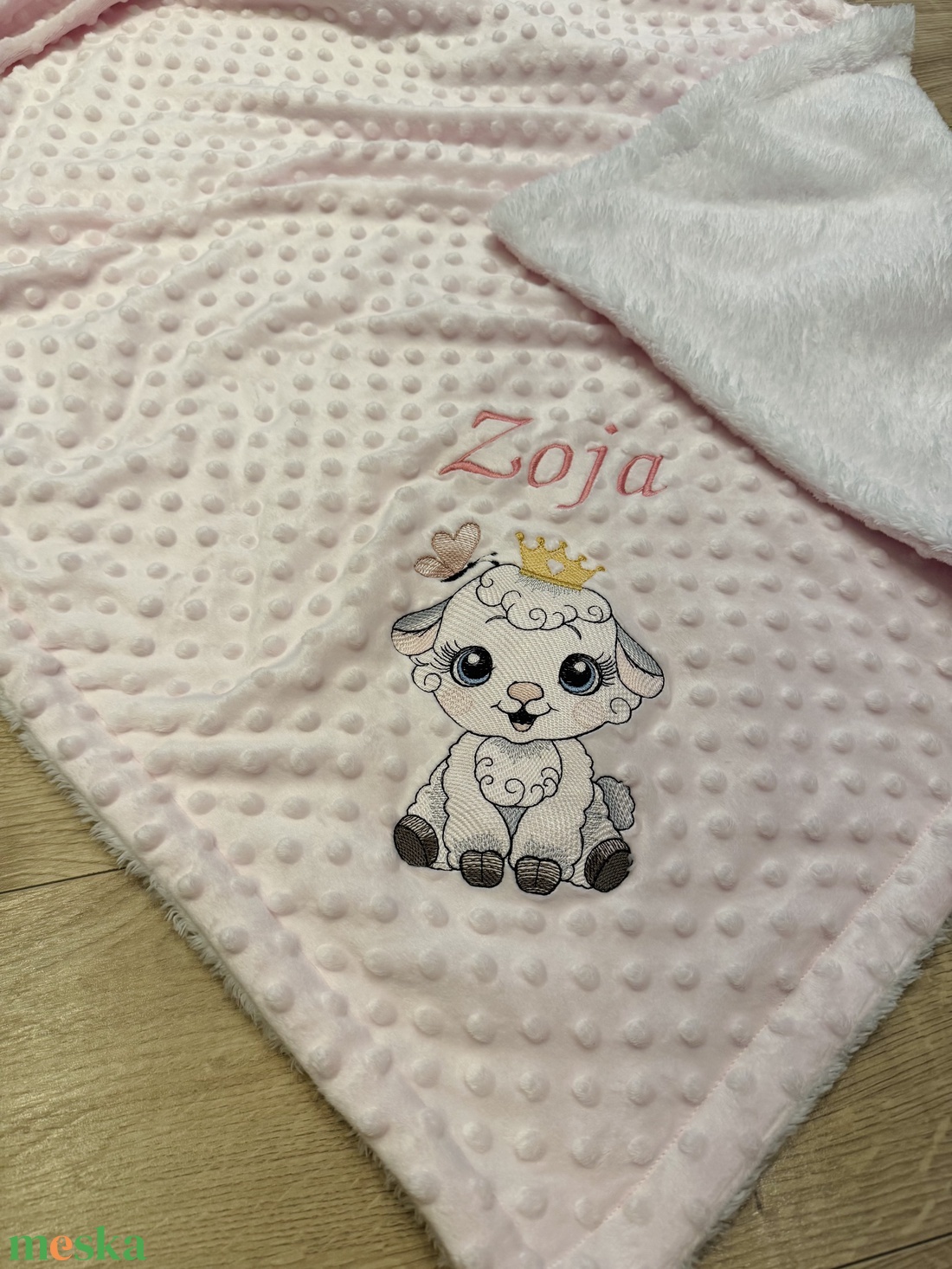 Bárány mintás Minky-sherpa anyagú hímzett babatakaró - névre szóló  - baba - mama - babalátogató ajándékcsomag - Meska.hu