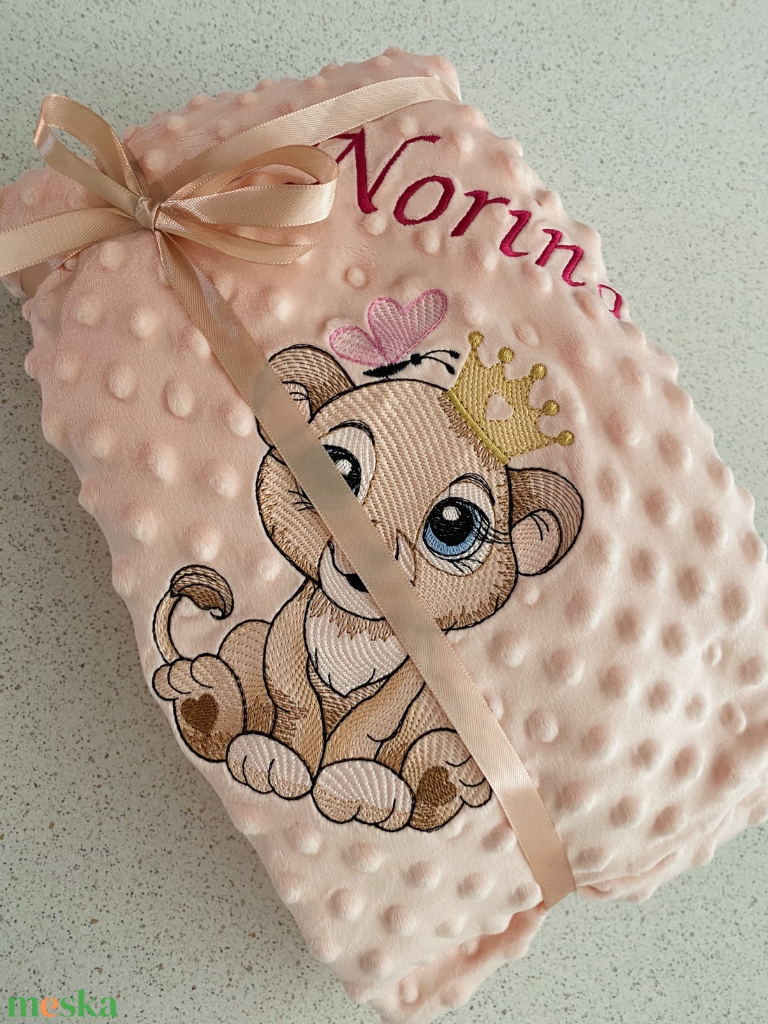 KEDVEZMÉNYES barack színű, oroszlán-lány mintás, névre szóló kétrétegű babatakaró  - baba - mama - babalátogató ajándékcsomag - Meska.hu