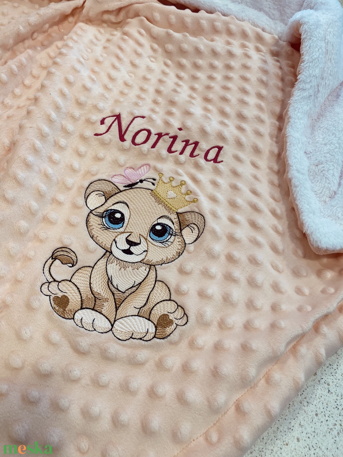 KEDVEZMÉNYES barack színű, oroszlán-lány mintás, névre szóló kétrétegű babatakaró  - baba - mama - babalátogató ajándékcsomag - Meska.hu