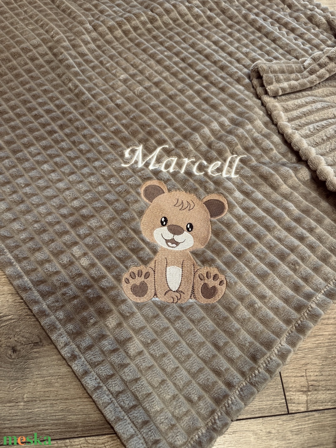 Hímzett egyrétegű babatakaró , maci-fiú mintával, névre szóló, barna színben  - baba - mama - baba ágynemű - babatakaró, gyerek pléd - Meska.hu