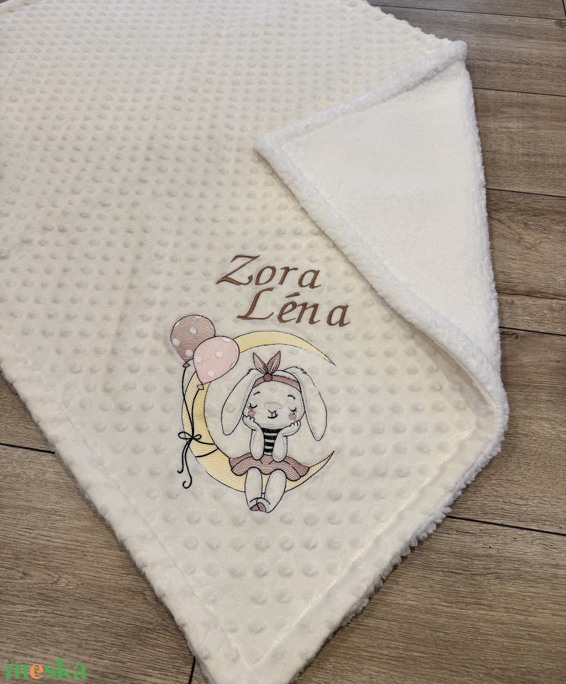 Ekrü színű, nyuszi mintás , hímzett - névre szóló babatakaró  - baba - mama - baba ágynemű - babatakaró, gyerek pléd - Meska.hu
