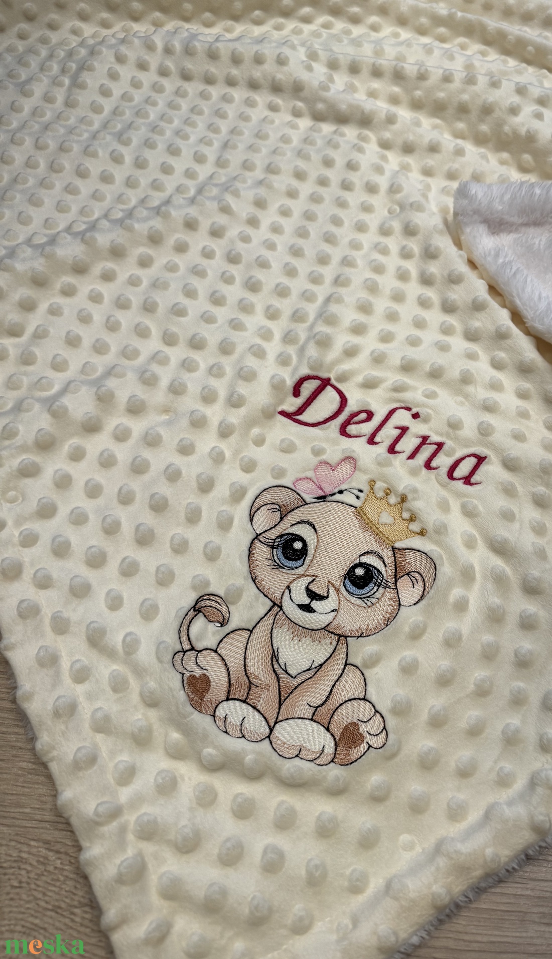 Krém színű, oroszlán-lány mintás , névre szóló babatakaró  - baba - mama - babalátogató ajándékcsomag - Meska.hu