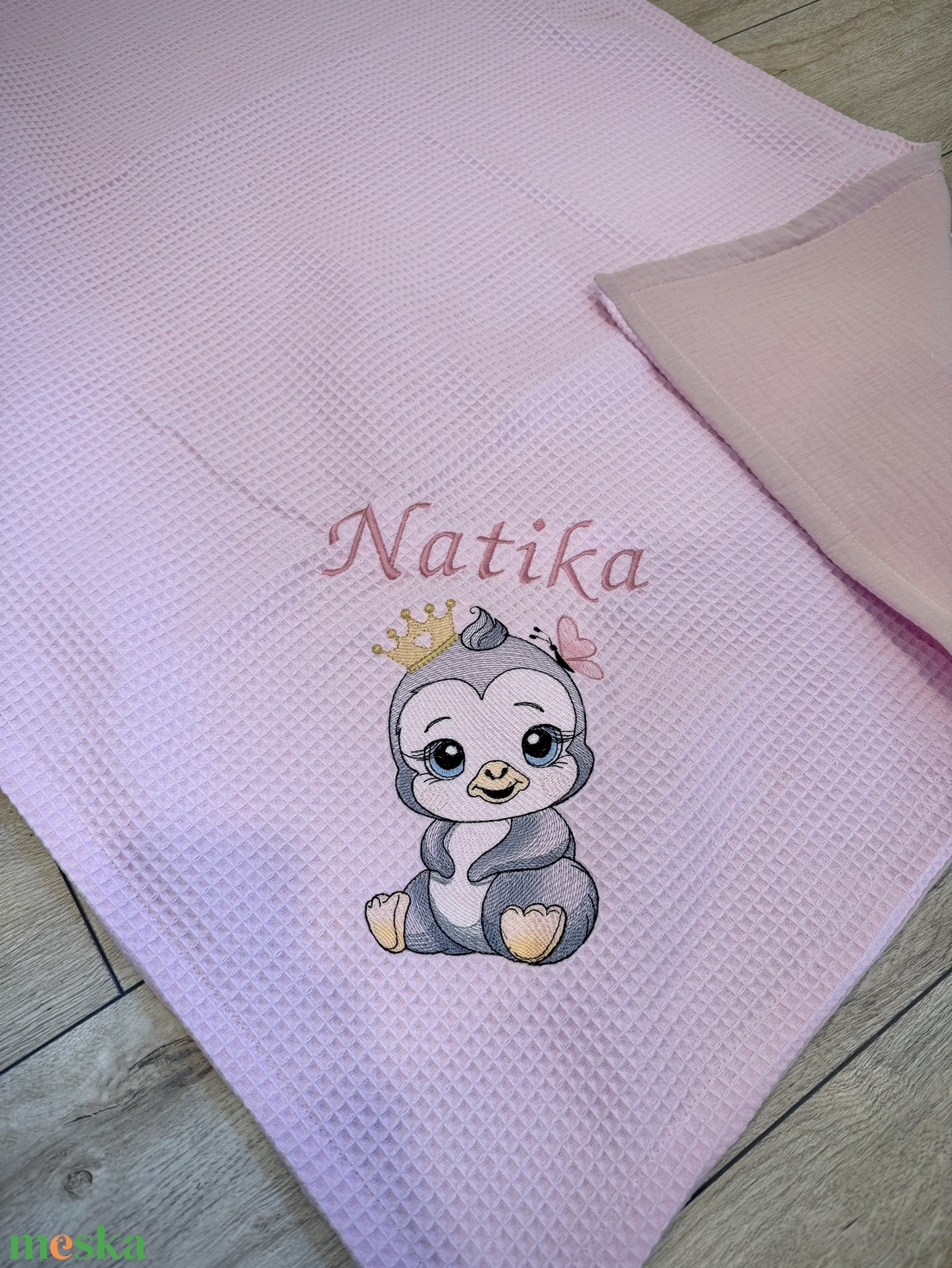 Nyári babatakaró - Hímzett,pingvin-lány mintával , névre szóló  - baba - mama - baba ágynemű - babatakaró, gyerek pléd - Meska.hu