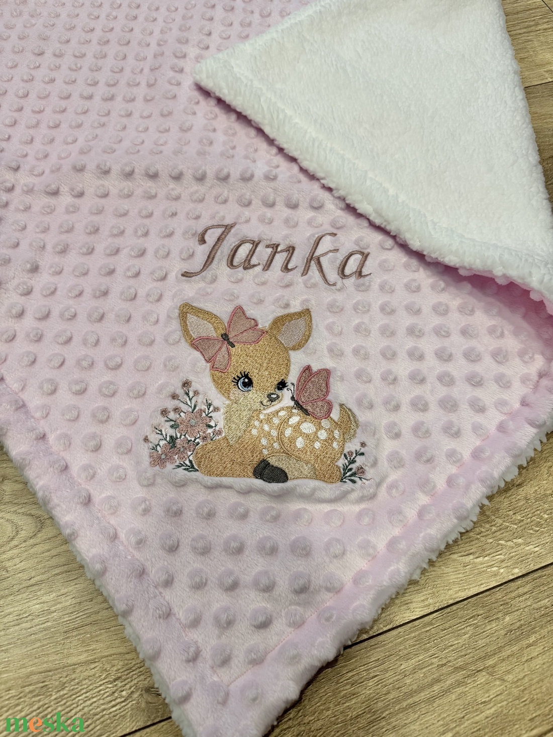 Őzike pillangókkal -Minky-sherpa anyagú névre szóló babatakaró  - baba - mama - baba ágynemű - babatakaró, gyerek pléd - Meska.hu
