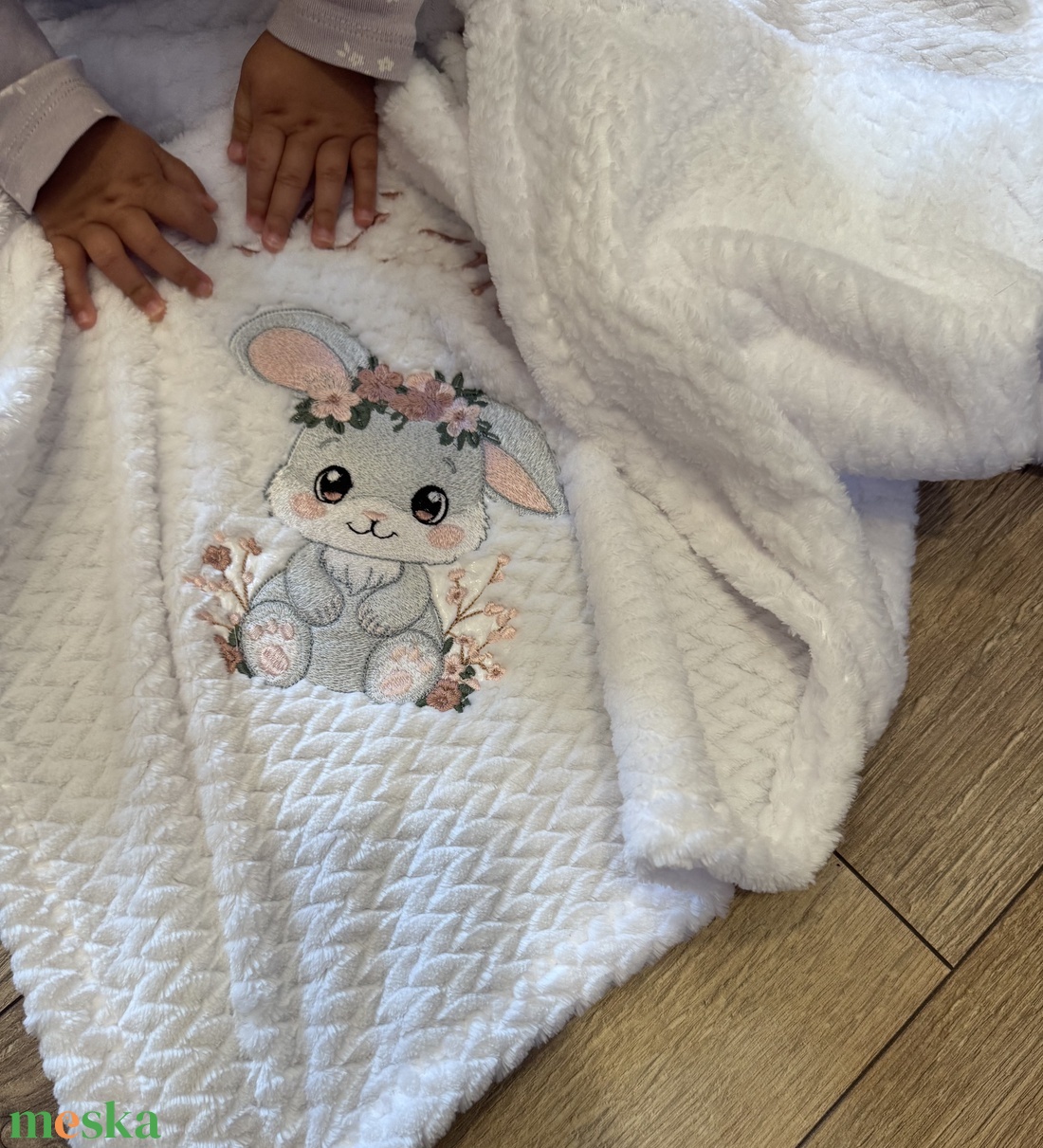 Nyuszi (virágokkal) mintájú egyrétegű babatakaró , névre szóló  - baba - mama - baba ágynemű - babatakaró, gyerek pléd - Meska.hu