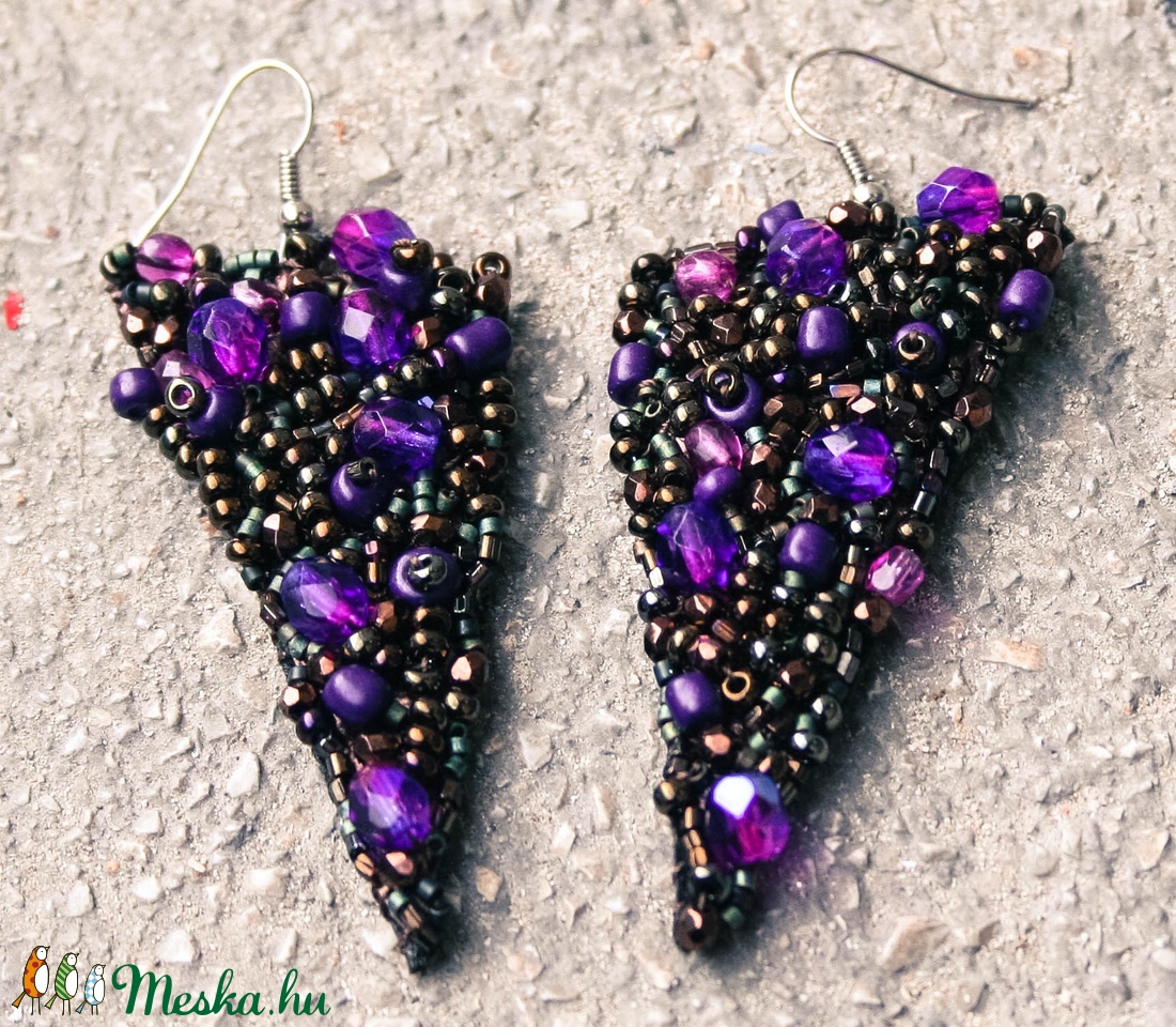 Különleges, misztikus lila, hímzett, gyöngyös fülbevaló!  -  - Meska.hu