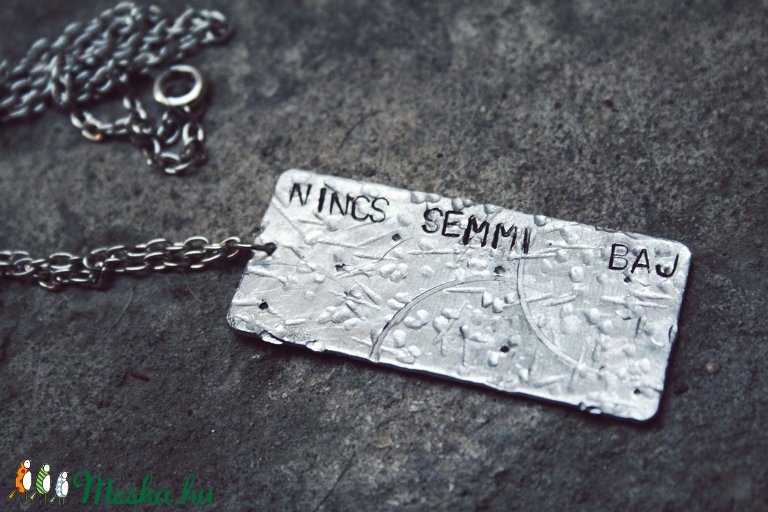 NINCS SEMMI BAJ - táblácskás nyaklánc, vicces ajándék -  - Meska.hu