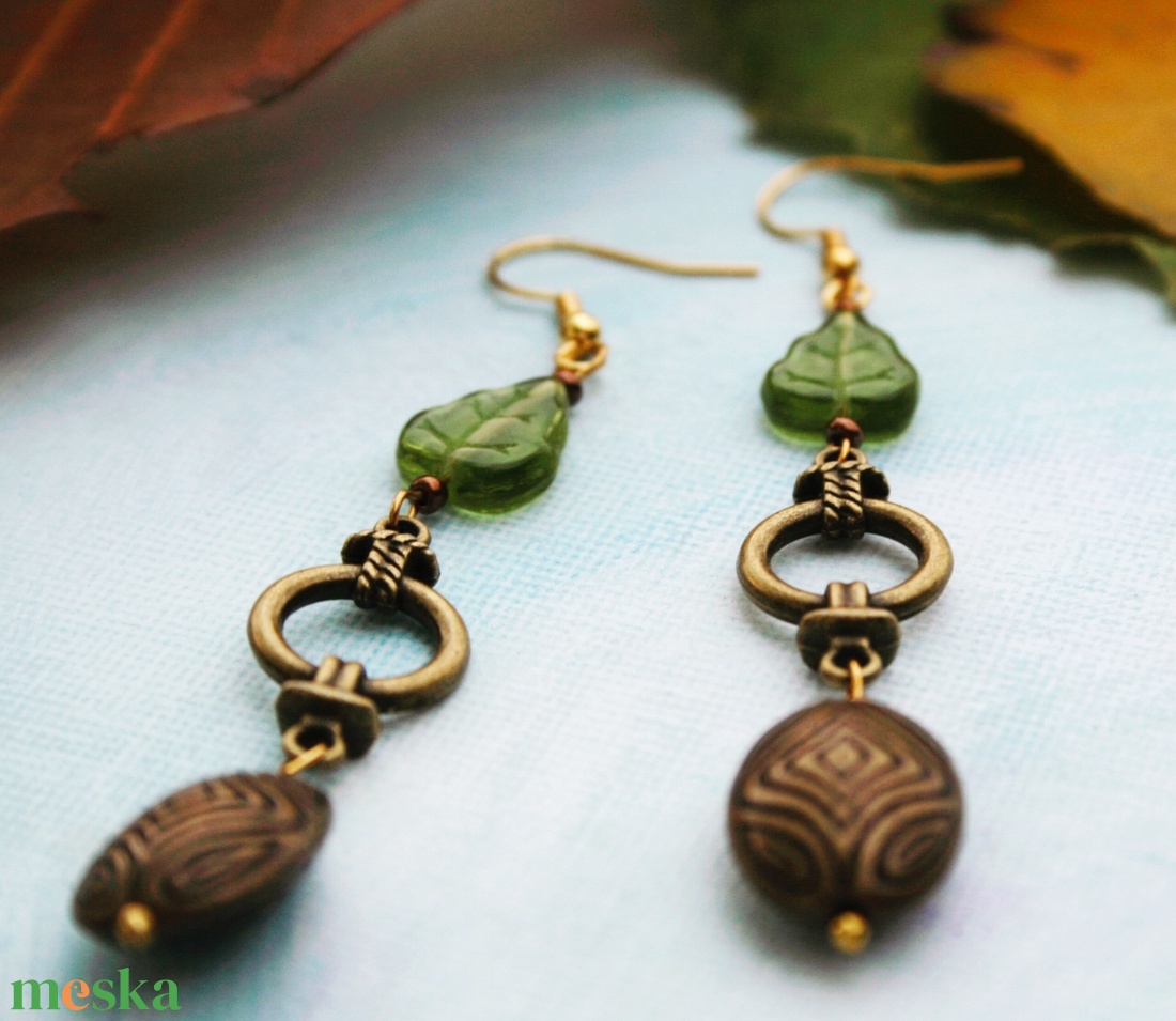 Levél alatt rejtőző poloska fülbevaló - ékszer - fülbevaló - lógó fülbevaló - Meska.hu