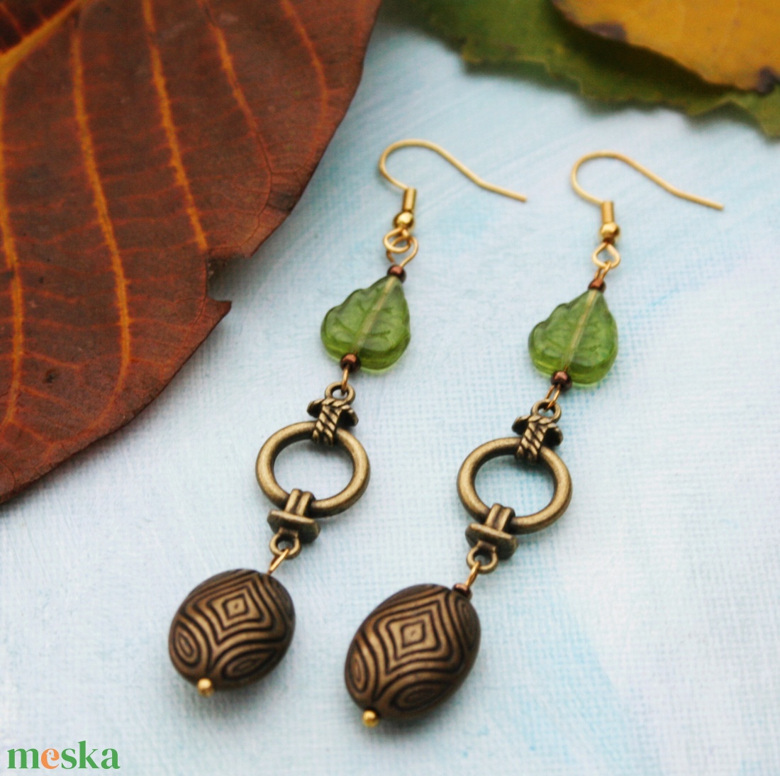 Levél alatt rejtőző poloska fülbevaló - ékszer - fülbevaló - lógó fülbevaló - Meska.hu