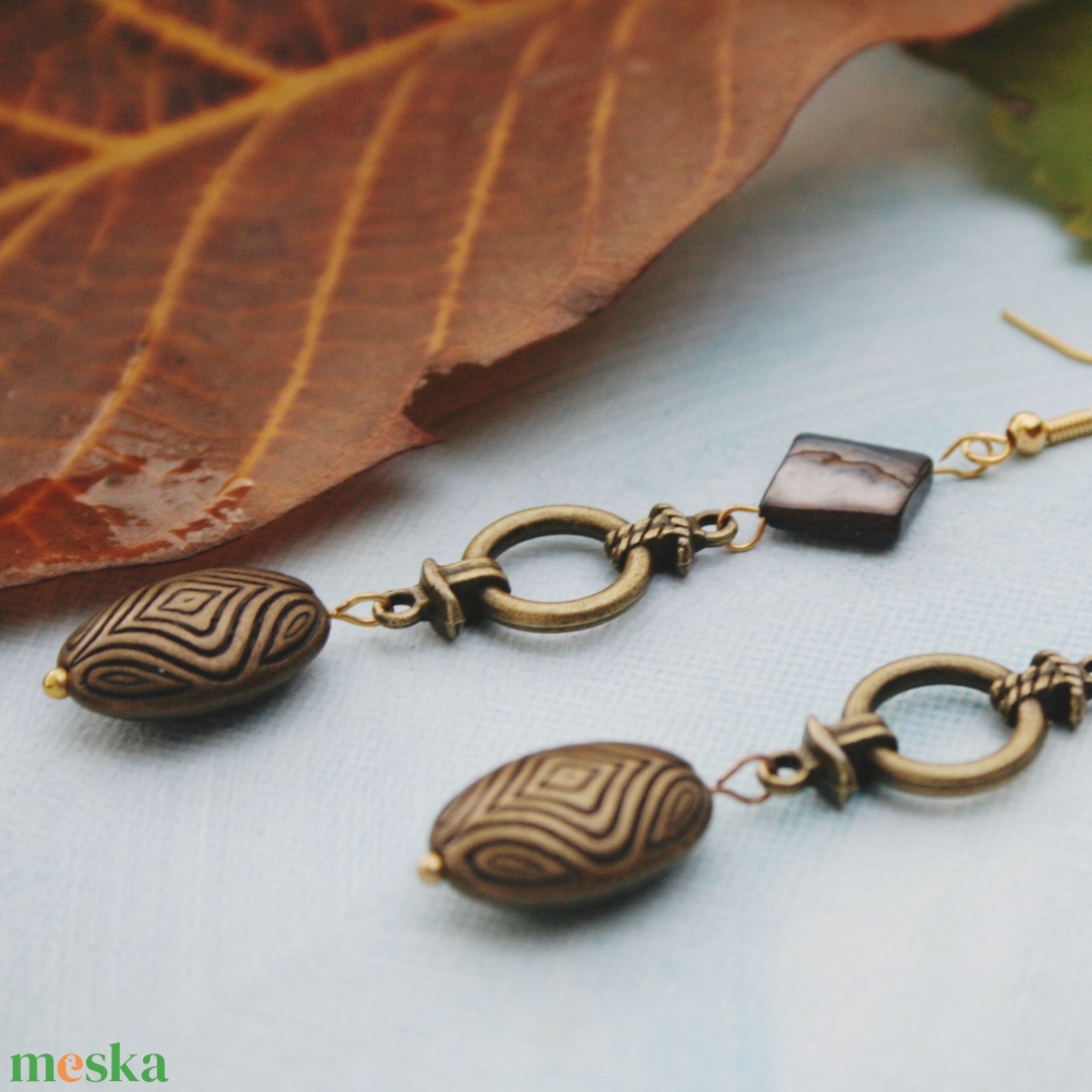 Kagyló alatt rejtőző poloska fülbevaló - ékszer - fülbevaló - lógó fülbevaló - Meska.hu